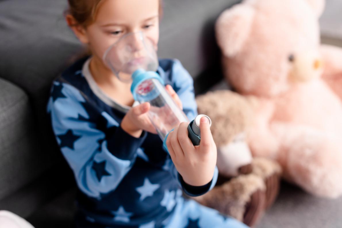 niño con inhalador