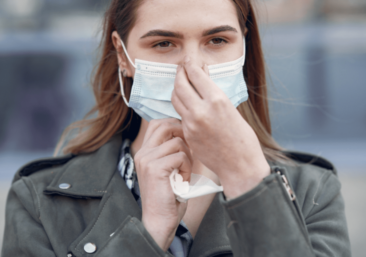 mujer resfriada con mascarilla