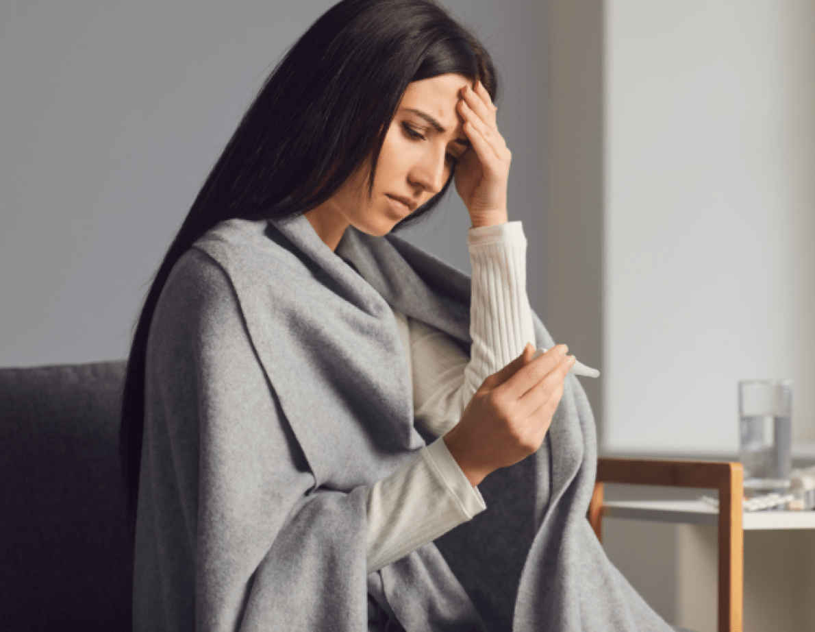 mujer termometro fiebre