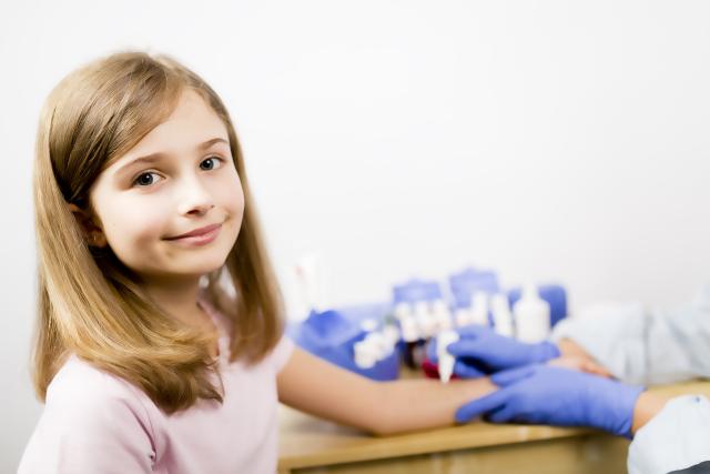 Niña sonriendo en prueba alergia