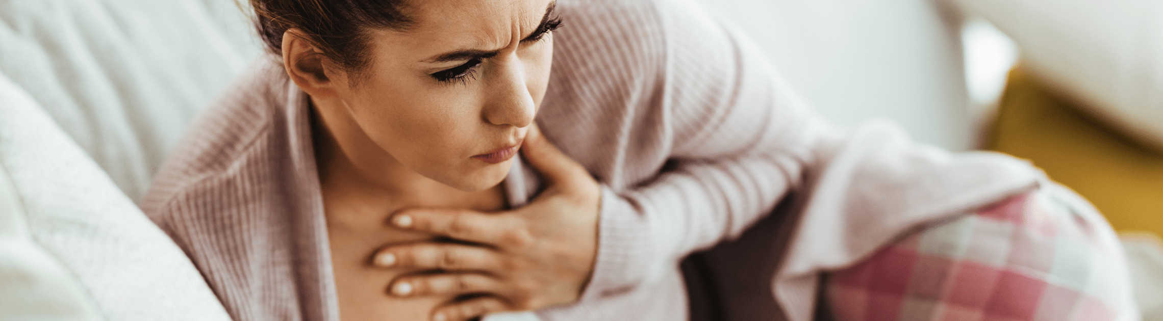 mujer sufriendo tos de pecho