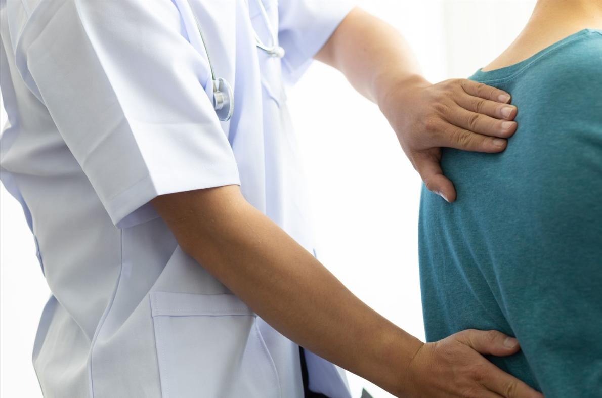 consulta médica por dolor de espalda por tos