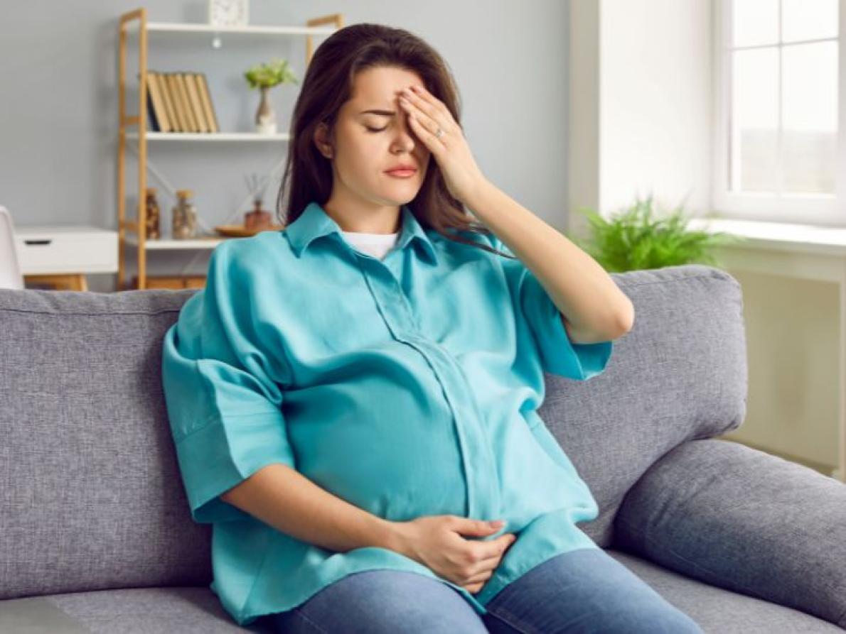 mujer embarazada con tos