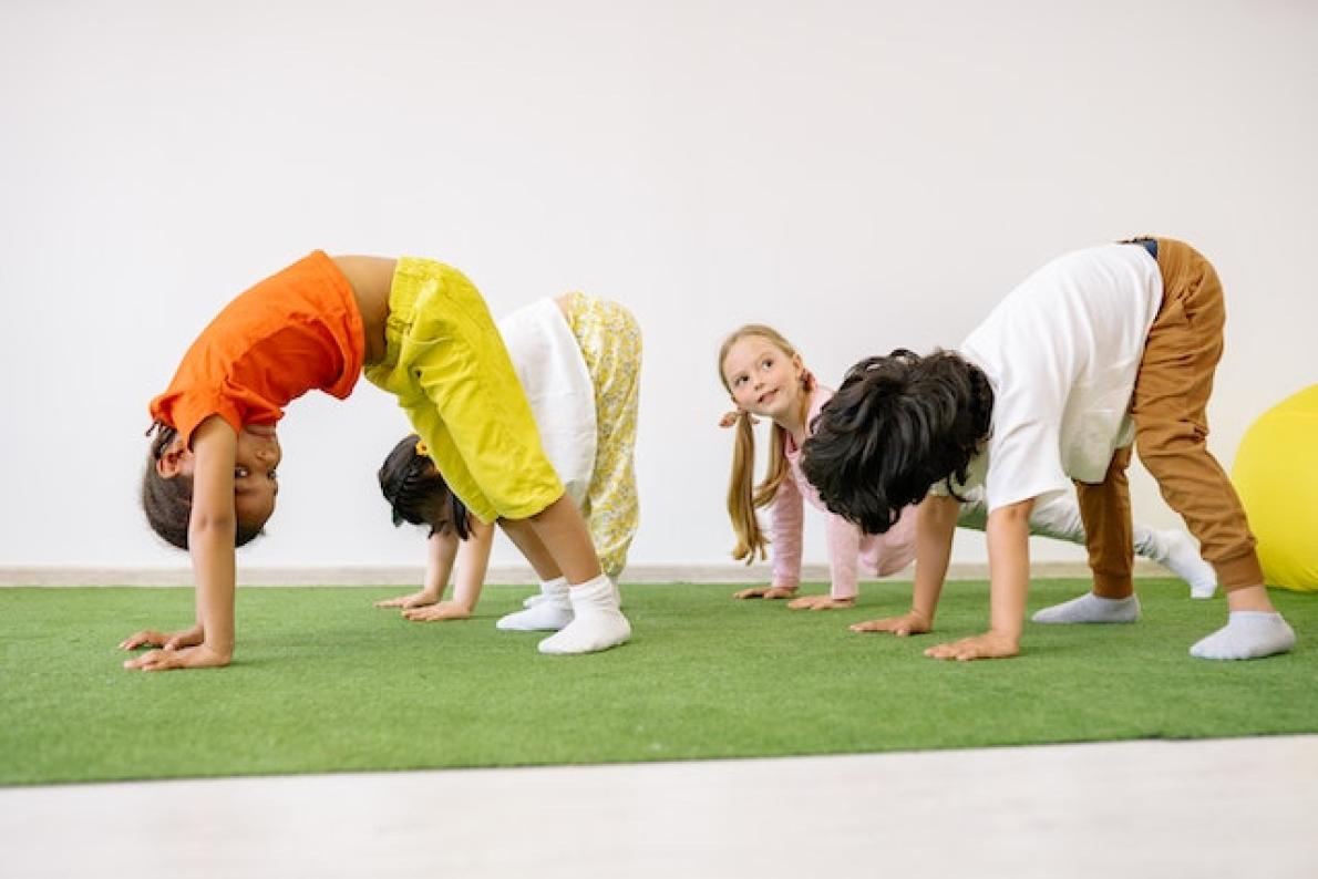 niños haciendo ejercicio