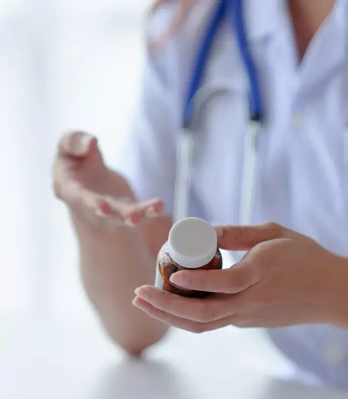 doctora y medicamento para tos seca