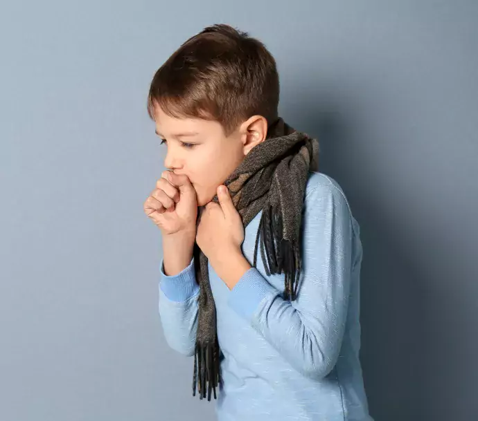 niño tosiendo