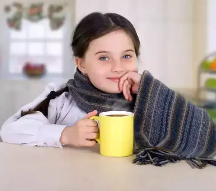 niña y bebida caliente