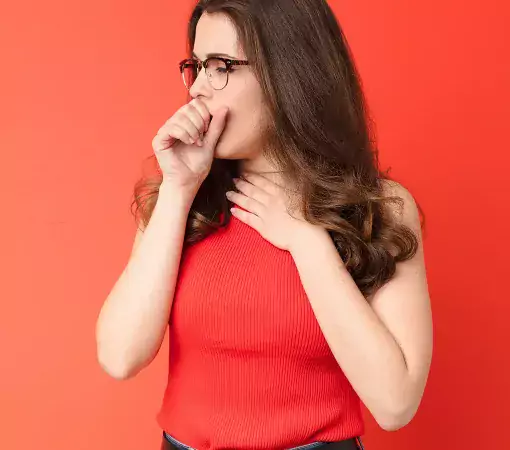 mujer joven tosiendo