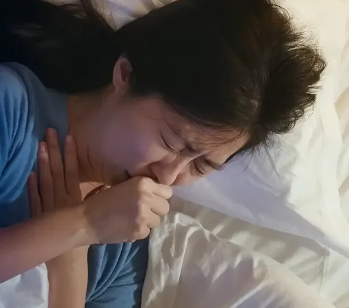 mujer con tos nocturna