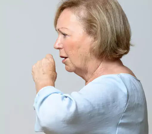 mujer mayor tos persistente