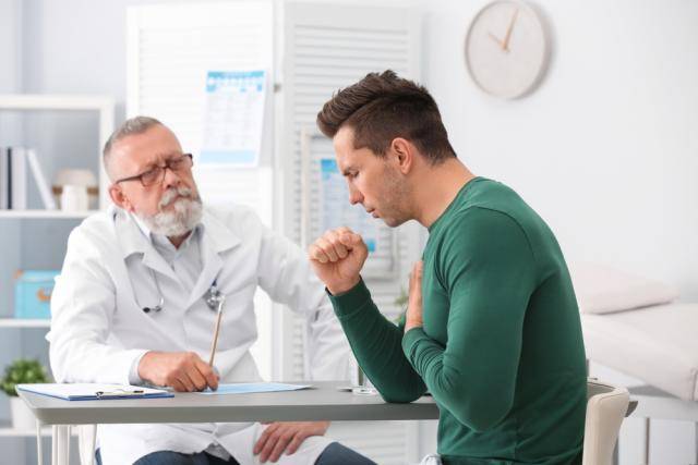 Hombre mediana edad consulta con doctora