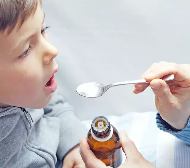 como dar jarabe a niños